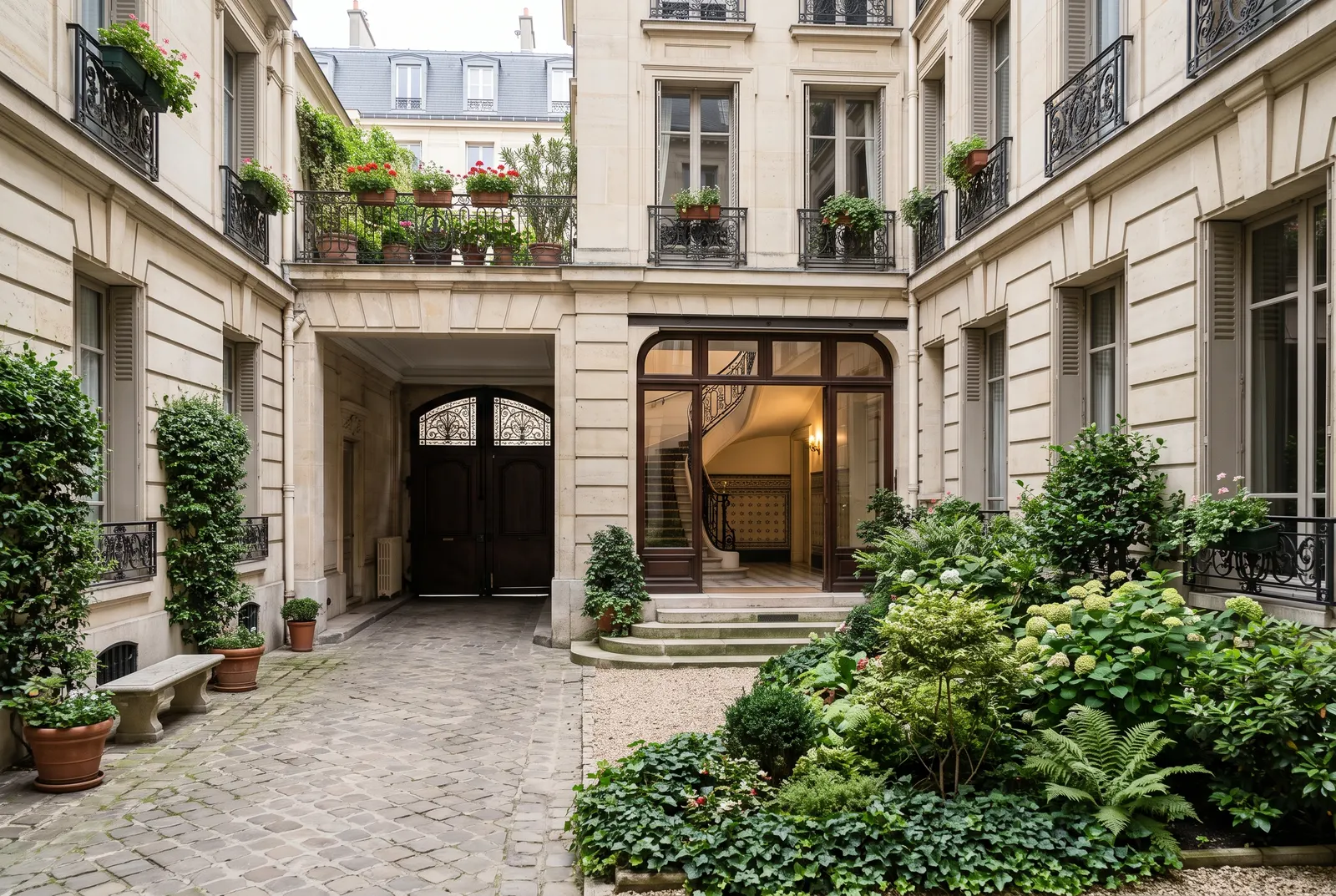 Cour intérieure d'un immeuble à Neuilly-sur-Seine